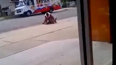 شاب يلقن فتاة «علقة ساخنة» في الشارع (فيديو)