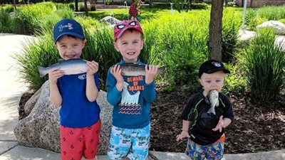 صورة لـ3 أشقاء في جولة لمتحف تثير ضجة عبر الإنترنت