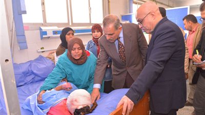 محافظ أسيوط يزور «الطفلة نوران» ضحية صعق الضغط العالي (صور)