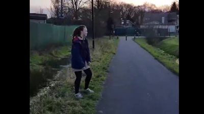 سقوط مروع لفتاة حسناء في المياه (فيديو)