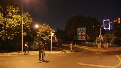 العربية: التليفزيون الرسمي التركي يذيع بيان الجيش بتسلم سلطة البلاد