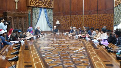 بالصور.. الطيب: الأزهر يعول كثيرًا على الوافدين في نشر الوسطية