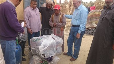 «تضامن مطروح» تصرف 10 بطاطين لسكان منزل التهمته النيران في سيوة