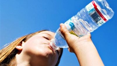 4 مخاطر تهدد طفلك عند شربه الماء من الزجاجات البلاستيك