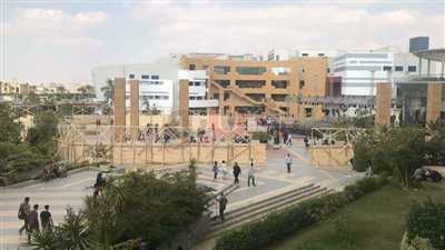 بالصور.. تجهيزات حفل عمرو دياب بجامعة المستقبل