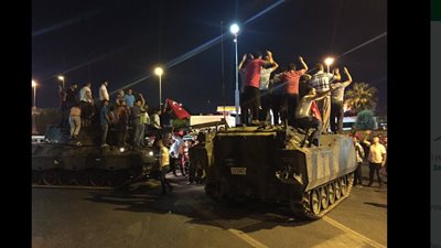 بالصور.. الأتراك يعلنون دعمهم لقرارات الجيش وإسقاط «أردوغان»