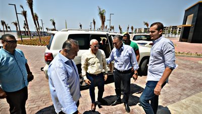 محافظ بورسعيد يتفقد العمل في أول فندق 5 نجوم (صور)
