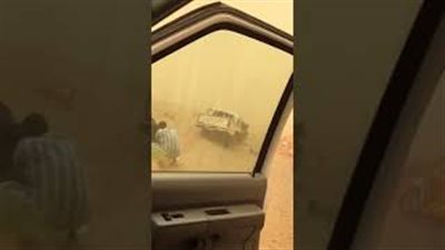 تصادم مروع يتسبب في اشتعال النيران بسيارة (فيديو)