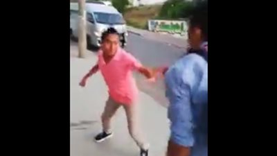 صفعة تتسبب في سقوط مروع لشاب (فيديو)