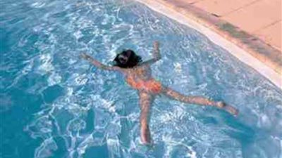 استدعاء مدير ناد في غرق طفل بحمام سباحة بالنزهة