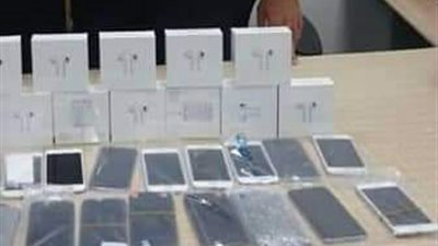 ضبط راكب حاول تهريب 16 هاتف آيفون ومستلزماته بمطار برج العرب