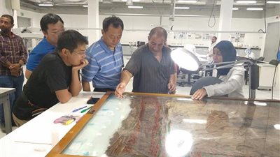 رئيس جامعة اللغات ببكين يزور المتحف المصري الكبير (صور)