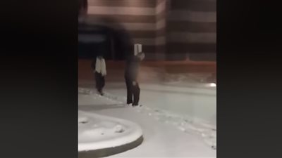 تصرف رجل مع زوجته أثناء سيرهما في الجليد يشعل فيس بوك (فيديو)