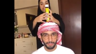 امرأة تلقن زوجها ركلة قوية في وجهه بسبب تحدى غطاء الزجاجة (فيديو)