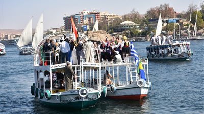 استعراضات نوبية في نيل أسوان احتفالا بتعامد الشمس (فيديو)