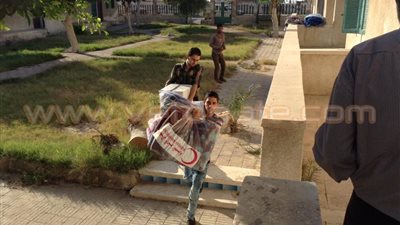 بالصور.. أهالي الشيخ زويد يدفعون ثمن الحرب على الإرهاب.. تركوا منازلهم هروبًا من القذائف دون مأوى بديل.. غياب المرافق وسوء المعاملة في الكمائن «أبرز الشكاوى».. وفتح معسكرات الشباب لاستقبال ا