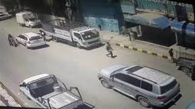 لحظة سرقة 3 لصوص سيارة في وضح النهار بعدن (فيديو)