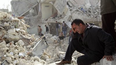 الأزمة السورية تقسم المثقفين العرب.. اتحاد كتاب سوريا يرفض بيان الاتحاد العام عن مذبحة حلب.. وآخرون يصفون موقفه الحيادي بالمتخاذل.. ومطالب بإقالة رئيس اتحاد كتاب فلسطين بسبب دعم «الأسد»