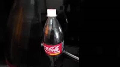 لحظة عثور شاب على فأر ميت داخل زجاجة مياه غازية (فيديو)