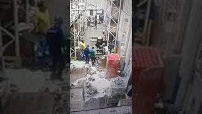 لقطات مروعة للحظة تعرض عمال مصنع لحادث مؤلم (فيديو)