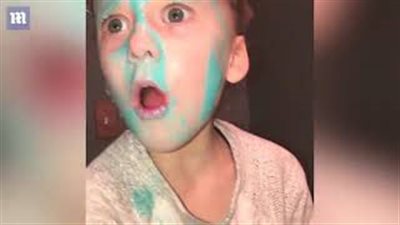 بالفيديو والصور.. رد فعل طفلة تستخدم قناعا للعناية بالبشرة لأول مرة