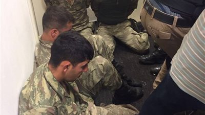 بالفيديو والصور.. الأمن التركي يعتقل جنودا شاركوا في الانقلاب