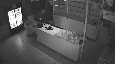 عقاب غير متوقع للص حاول الهرب من متجر (فيديو)