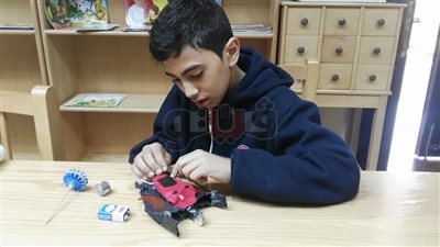 «زويل بورسعيد».. ابتكر إنسانا آليا ويهوي فك وتركيب المواتير (فيديو)