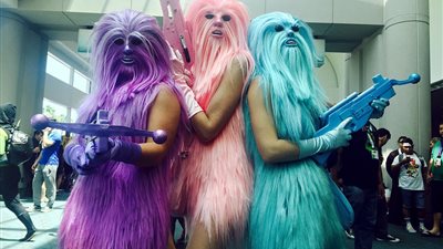 بالفيديو والصور.. حضور نسائي مميز في مهرجان «كوميك كون» بكاليفورنيا
