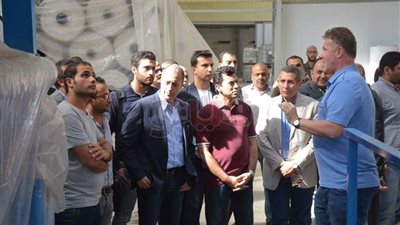 وزير الرياضة يتفقد مصنع النجيل الصناعي (صور)
