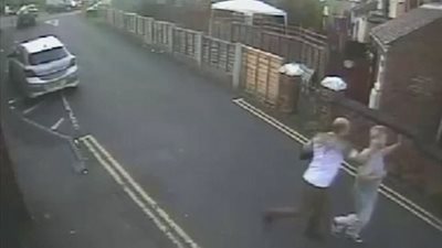 بالفيديو والصور.. رجل يعتدي على آخر بسبب حذاء