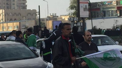 شلل مروري أمام ستاد بورسعيد بسبب التواجد المكثف للجماهير (صور)