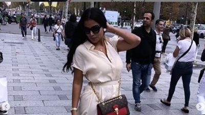 رانيا يوسف تستمتع بإجازتها بفستان أبيض قصير.. وجمهورها: «عسل نحل»