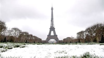 الثلوج والأمطار تغلق برج إيفل