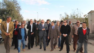 محافظ قنا يتفقد مجمع الصناعات الصغيرة والحرفية بالصالحية | صور