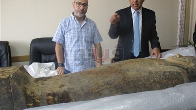مصر تتسلم «غطاء تابوت» أثريا بعد ضبطه بمطار الكويت الدولي (صور)