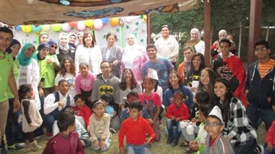 طلاب الجامعة الأمريكية ينظمون حفلا ترفيهيا للأطفال بعين شمس