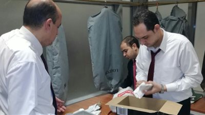 جمارك مطار القاهرة تضبط كروت ميموري بمليون و250 ألف جنيه