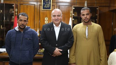 تكريم شابين أنقذا ركاب سيارة سقطت في ترعة بقنا | صور