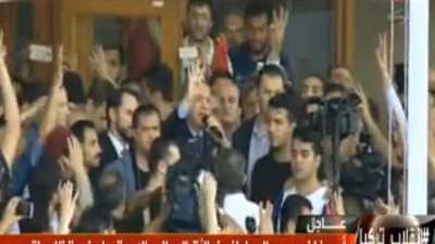 بالفيديو.. أردوغان يرفع شارة رابعة في مطار أتارتورك