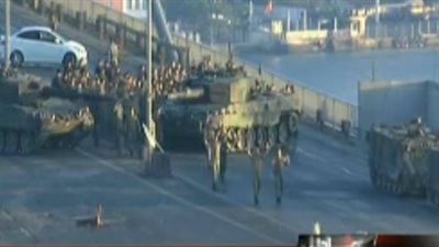 بالفيديو.. لحظة استسلام قوات الانقلاب على جسر البوسفور بتركيا
