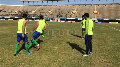 لاعبو المقاصة يجرون عمليات الإحماء استعدادا لجينيريشن (صور)