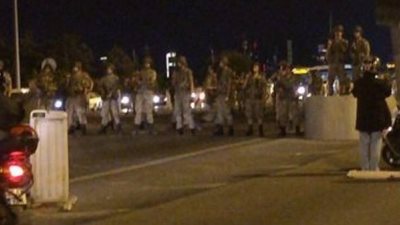 قوات الانقلاب تحث الأتراك على البقاء في منازلهم تجنبا للأخطار