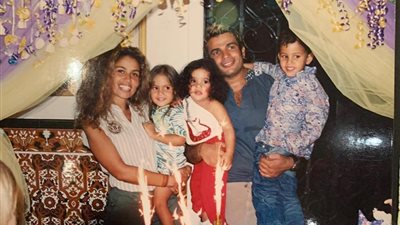 نجل عمرو دياب يوجه رسالة غير مباشرة لوالده بصورة من الذكريات