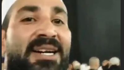 أحمد سعد يدعو لشيرين وحسام حبيب من أمام الكعبة (فيديو)