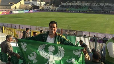 أهالي بورسعيد يرتدون زي المصري الأخضر قبل المباراة (صور)