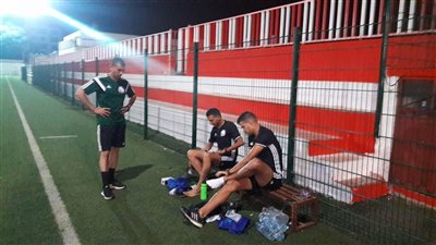 حكام موقعة الأهلي والوداد يؤدون مرانهم على ملعب المباراة