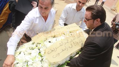 بالفيديو والصور.. بوكيه ورد من«أبو مازن» للعزاء في وفاة عمر الشريف