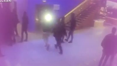 لحظة اعتداء شاب على فتاة بطريقة وحشية داخل مول (فيديو)