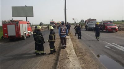 انتقال القيادات الأمنية لموقع حادث انقلاب سيارة بطريق جمصة الدولي (صور)